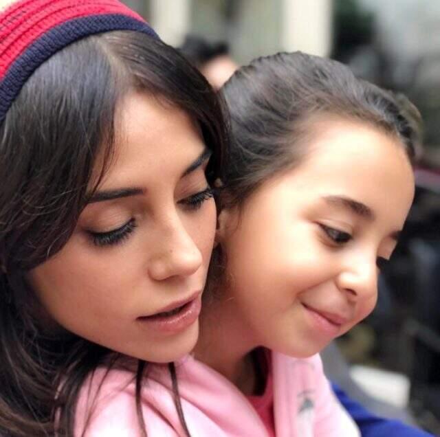 Oyuncu Cansu Dere, yüksek belli mavi bikinisiyle hayran bıraktı