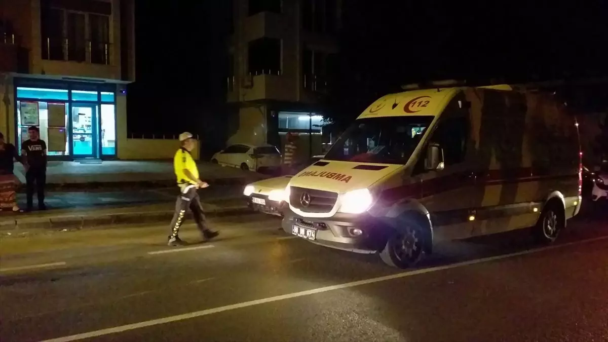 Park halindeki otomobile çarpan motosikletin sürücüsü yaralandı