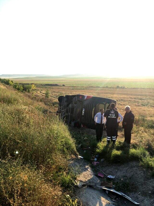 Şehirler arası yolcu otobüsü kaza yaptı: 13 yaralı