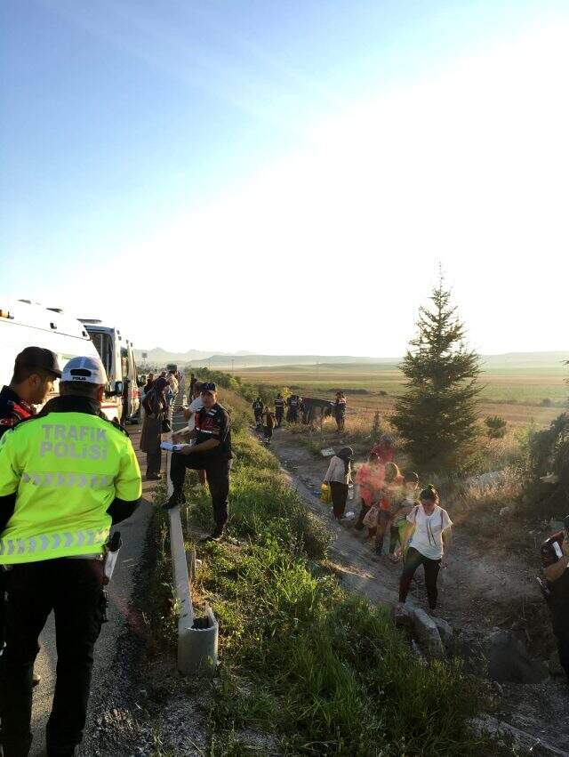 Şehirler arası yolcu otobüsü kaza yaptı: 13 yaralı