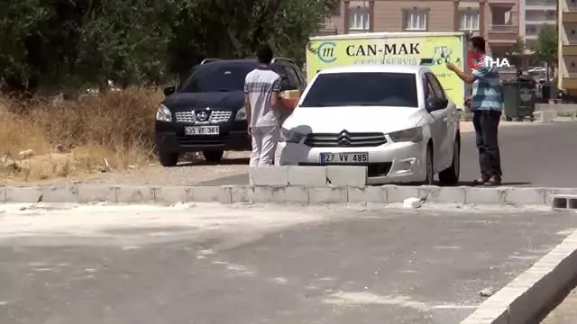 'Tapulu arazim' deyip yolu trafiğe kapattı 'Tapulu arazim' deyip yolu trafiğe kapattı