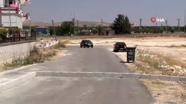 'Tapulu arazim' deyip yolu trafiğe kapattı 'Tapulu arazim' deyip yolu trafiğe kapattı