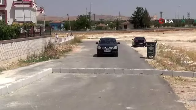 'Tapulu arazim' deyip yolu trafiğe kapattı 'Tapulu arazim' deyip yolu trafiğe kapattı