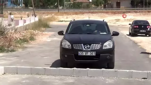 'Tapulu arazim' deyip yolu trafiğe kapattı 'Tapulu arazim' deyip yolu trafiğe kapattı