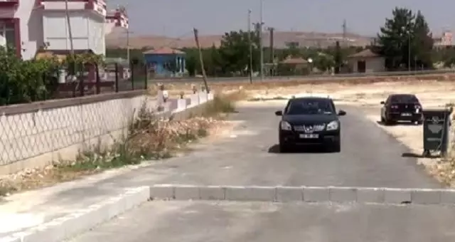 'Tapulu arazim' deyip yolu trafiğe kapattı 'Tapulu arazim' deyip yolu trafiğe kapattı