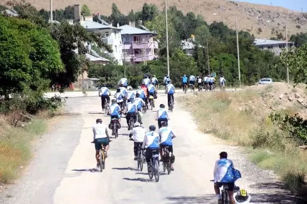 Van Gölü için 300 kilometre pedal çevirdiler Van Gölü için 300 kilometre pedal çevirdiler