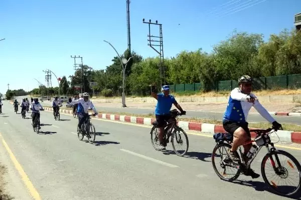 Van Gölü için 300 kilometre pedal çevirdiler Van Gölü için 300 kilometre pedal çevirdiler