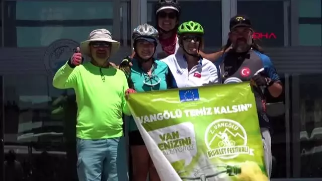 VAN GÖLÜ İÇİN 300 KİLOMETRE PEDAL ÇEVİRDİLER VAN GÖLÜ İÇİN 300 KİLOMETRE PEDAL ÇEVİRDİLER