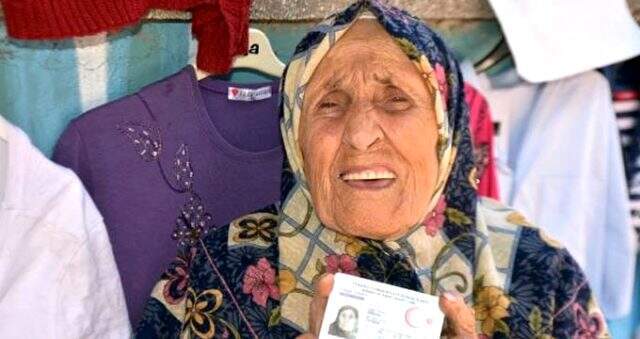 90 yaşında pazarda tezgah açıp, hasta oğluna bakıyor