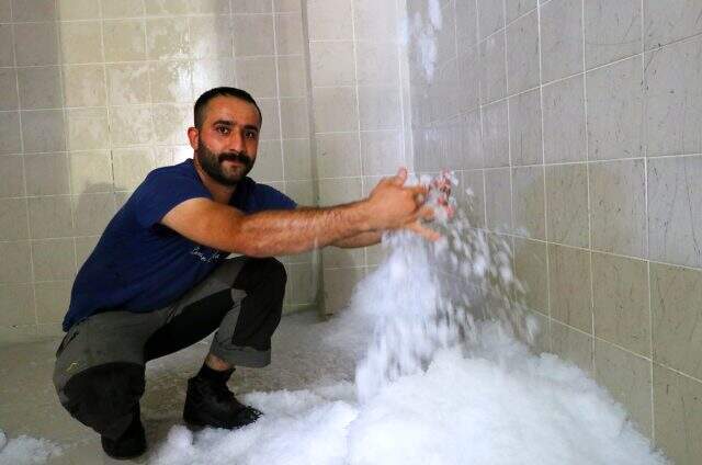 Adana'da buz talebinde patlama yaşanıyor! 40 kilogramlık buz çuvalları 10 liraya satılıyor