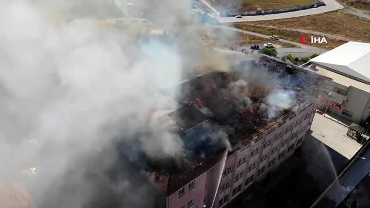 Esenyurt Siteler İlkokulu'nun çatısında çıkan yangın havadan görüntülendi