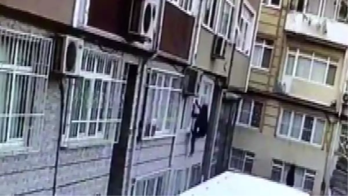 Fatih'te evin penceresinden giren hırsız kamerada