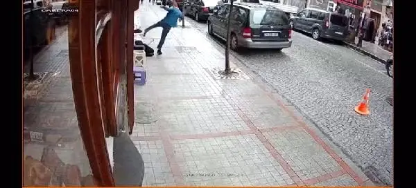 Genç kızı yumruklayıp, tekmeledı; serbest kaldı Genç kızı yumruklayıp, tekmeledı; serbest kaldı