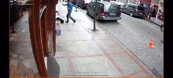 Genç kızı yumruklayıp, tekmeledı; serbest kaldı Genç kızı yumruklayıp, tekmeledı; serbest kaldı