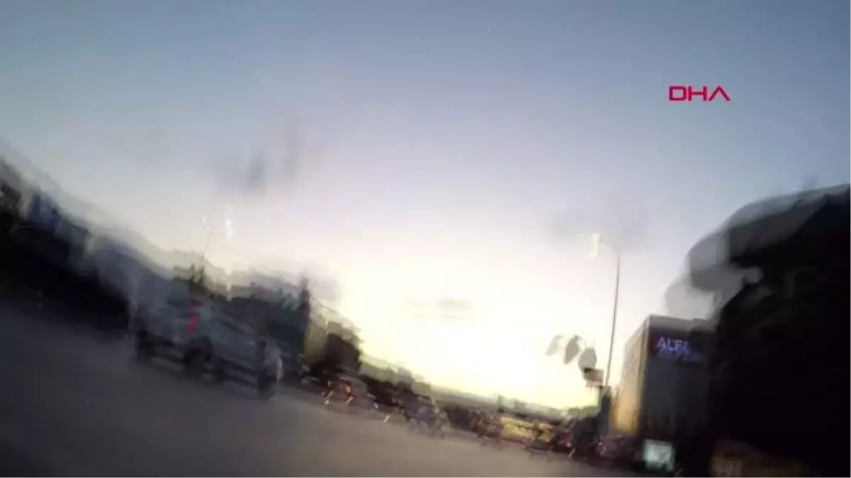 İSTANBUL-MOTOSİKLETLİYE ÇARPTI; BENZİN ALDI, HASTANEYE BIRAKIP KAÇTI