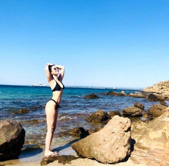 Merve Boluğur siyah bikinili cesur pozuyla sosyal medyaya damga vurdu