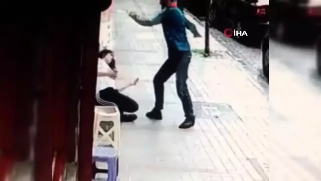 Rize'de dehşet anlar kamerada... Genç kızı yumrukla bayılttı, sonra tekmeledi Rize'de dehşet anlar kamerada... Genç kızı yumrukla bayılttı, sonra tekmeledi