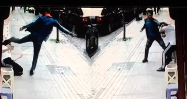 Rize'de dehşete düşüren görüntü! Dövdü, bayılttı, elini kolunu sallayıp gitti Rize'de dehşete düşüren görüntü! Dövdü, bayılttı, elini kolunu sallayıp gitti