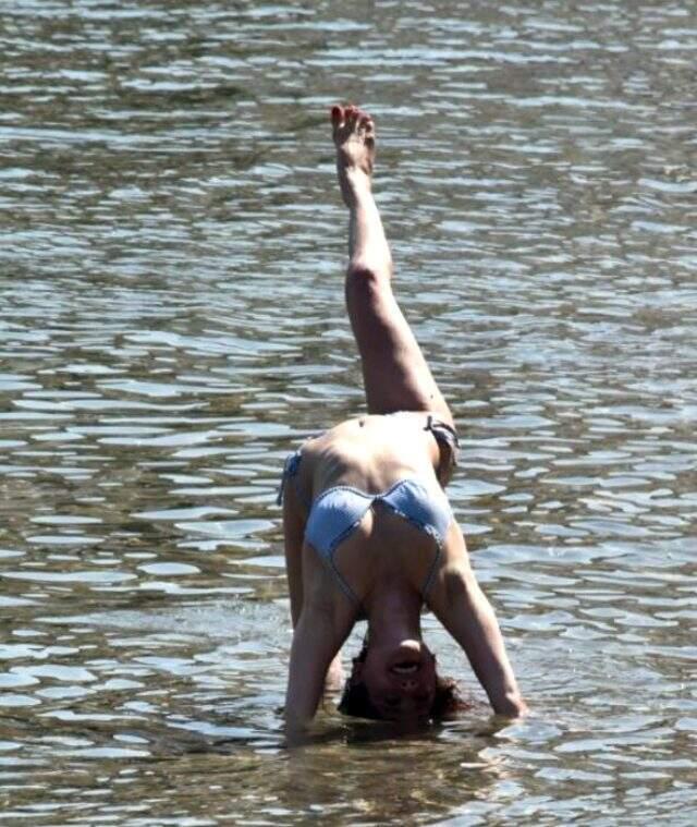 Şarkıcı Elif Kaya bikinisiyle sahilde amuda kalktı