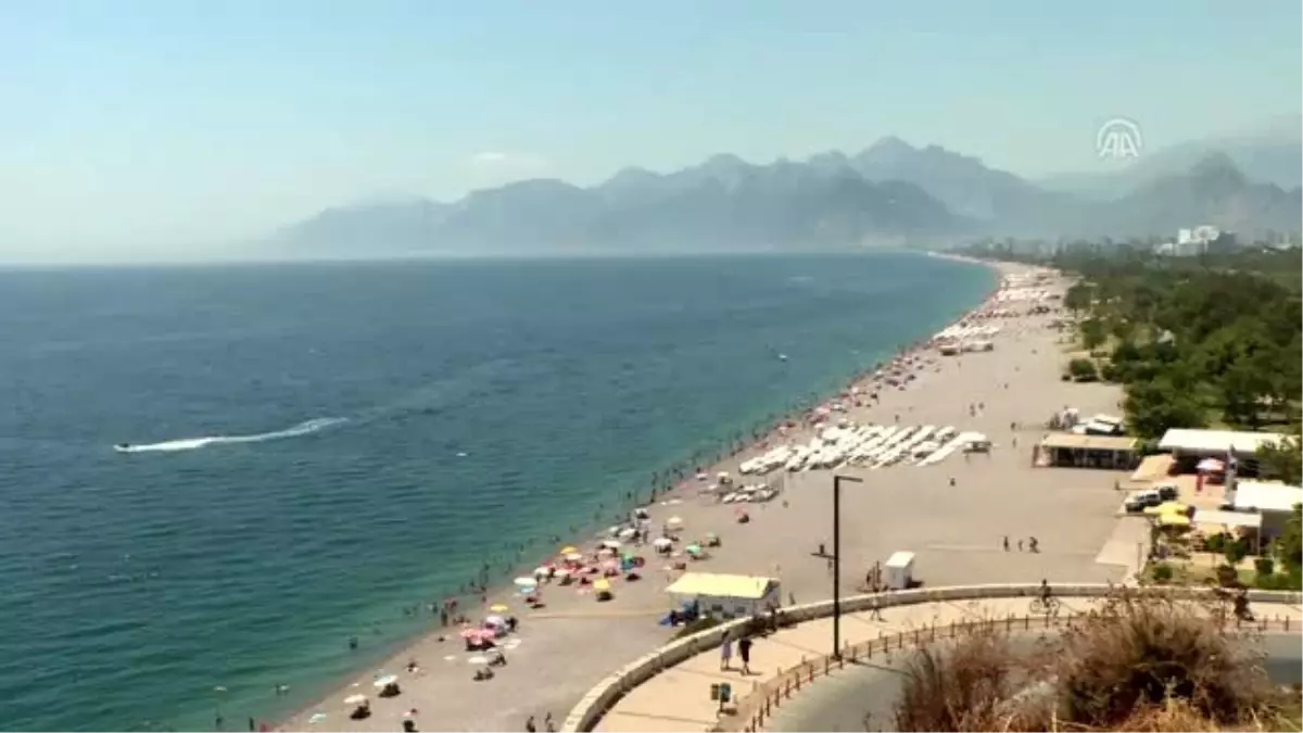 Antalya'da sahillerde yoğunluk