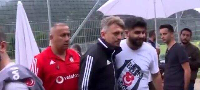 Beşiktaşlı bir grup taraftar Orhan Ak ile fotoğraf çektirdi!