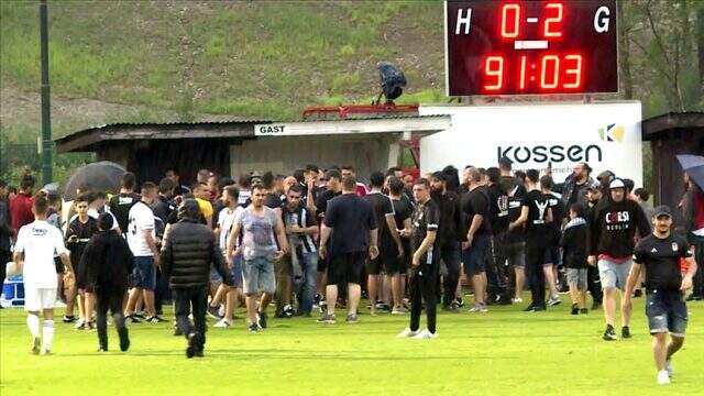 Beşiktaşlı bir grup taraftar Orhan Ak ile fotoğraf çektirdi!