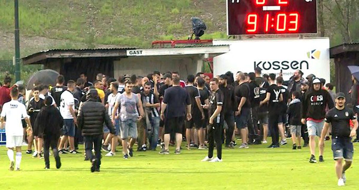 Beşiktaşlı bir grup taraftar Orhan Ak ile fotoğraf çektirdi!