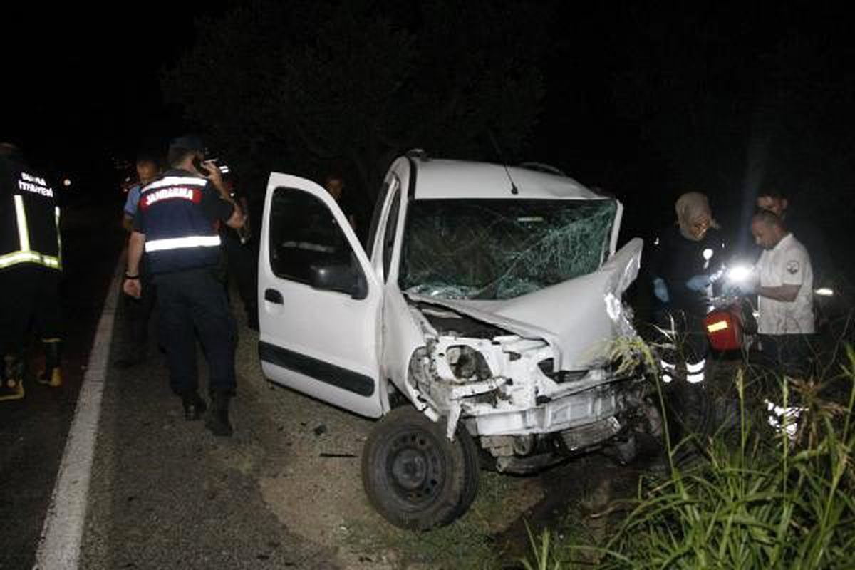 Bursa'da iki araç kafa kafaya çarpıştı: 1 ölü, 2 yaralı