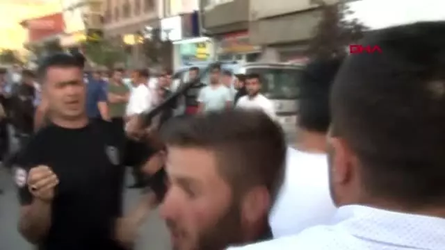 ERZURUM Tartıştığı genci gözünden yaralayan yabancı uyruklu kişiye linç girişimi ERZURUM Tartıştığı genci gözünden yaralayan yabancı uyruklu kişiye linç girişimi