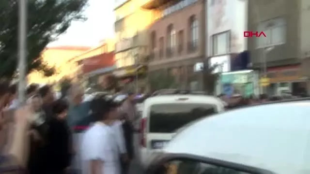 ERZURUM Tartıştığı genci gözünden yaralayan yabancı uyruklu kişiye linç girişimi ERZURUM Tartıştığı genci gözünden yaralayan yabancı uyruklu kişiye linç girişimi