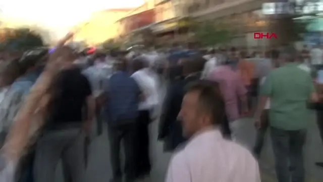 ERZURUM Tartıştığı genci gözünden yaralayan yabancı uyruklu kişiye linç girişimi ERZURUM Tartıştığı genci gözünden yaralayan yabancı uyruklu kişiye linç girişimi
