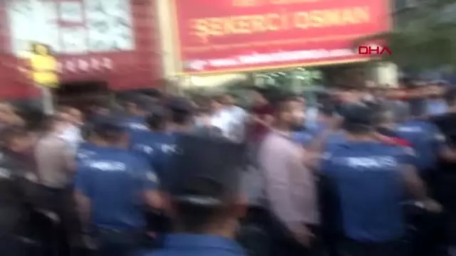 ERZURUM Tartıştığı genci gözünden yaralayan yabancı uyruklu kişiye linç girişimi ERZURUM Tartıştığı genci gözünden yaralayan yabancı uyruklu kişiye linç girişimi