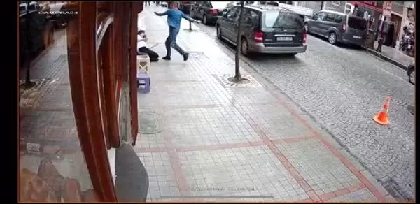 Yolda yürüyen genç kızı tekmeleyip bayıltan saldırgan, yeniden gözaltına alındı Yolda yürüyen genç kızı tekmeleyip bayıltan saldırgan, yeniden gözaltına alındı