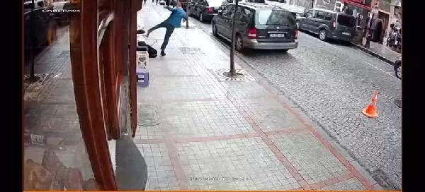 Yolda yürüyen genç kızı tekmeleyip bayıltan saldırgan, yeniden gözaltına alındı Yolda yürüyen genç kızı tekmeleyip bayıltan saldırgan, yeniden gözaltına alındı