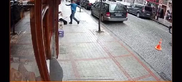 Yolda yürüyen genç kızı tekmeleyip bayıltan saldırgan, yeniden gözaltına alındı Yolda yürüyen genç kızı tekmeleyip bayıltan saldırgan, yeniden gözaltına alındı