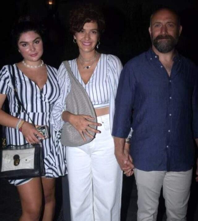 Göbeğini çantasıyla saklayan Bergüzar Korel'in ikinci bebeğine hamile olduğu ortaya çıktı