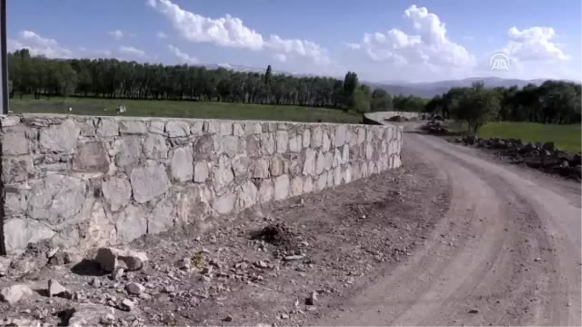 Kavurucu sıcakta ekmeklerini taştan çıkartıyorlar