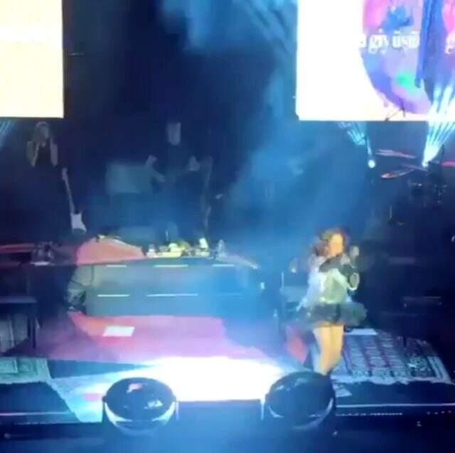 Konser veren Sertap Erener, sahnede düştü