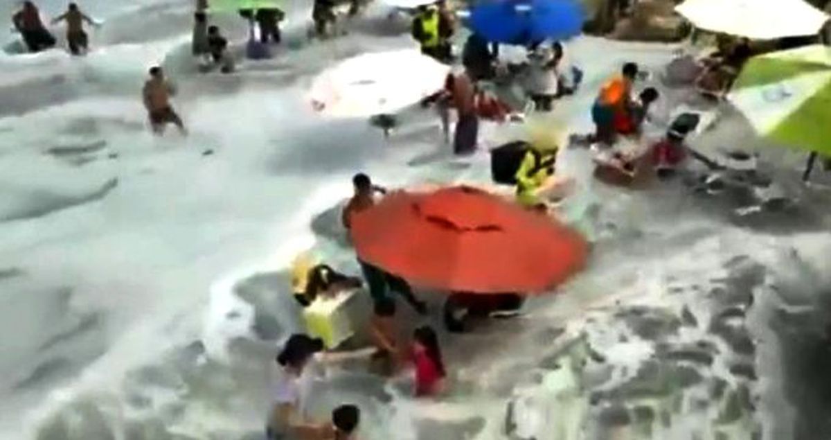 Plaja vuran dev dalga çocukları sürükledi! Panik anları kameraya yansıdı