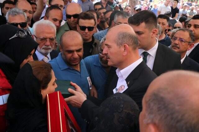 Şehidin eşini teselli eden Bakan Süleyman Soylu: O kahraman, sen de kahramansın