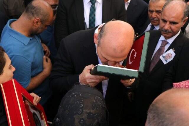Şehidin eşini teselli eden Bakan Süleyman Soylu: O kahraman, sen de kahramansın