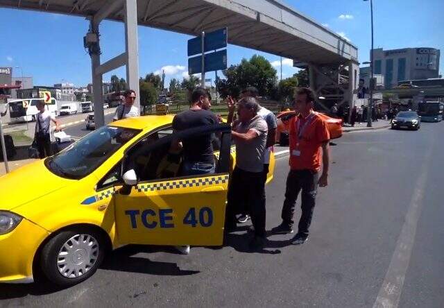 Taksiciler sıra yüzünden birbirine girdi! O anlar kamerada