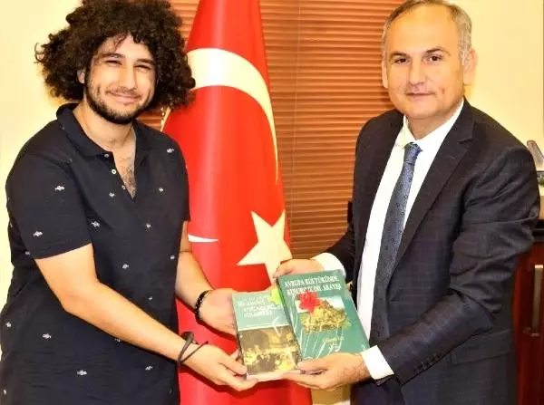 1 milyon ödül finaline kalan Arda Ayten'e hediye kitap 1 milyon ödül finaline kalan Arda Ayten'e hediye kitap