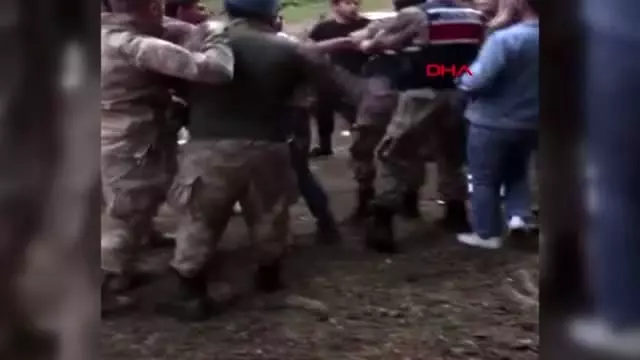 Artvin Festivalde kavga eden alkollü gruplarla jandarma arasında arbede Artvin Festivalde kavga eden alkollü gruplarla jandarma arasında arbede
