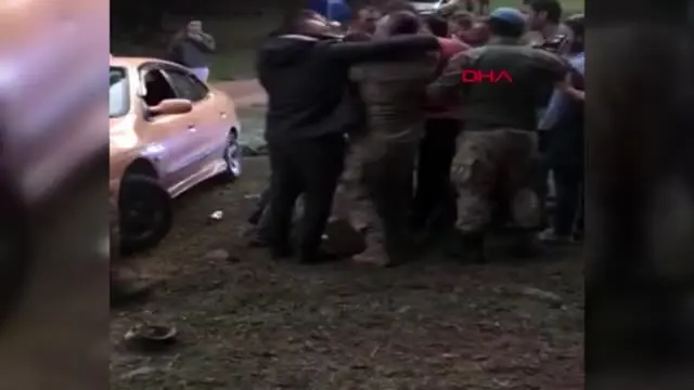 Artvin Festivalde kavga eden alkollü gruplarla jandarma arasında arbede Artvin Festivalde kavga eden alkollü gruplarla jandarma arasında arbede