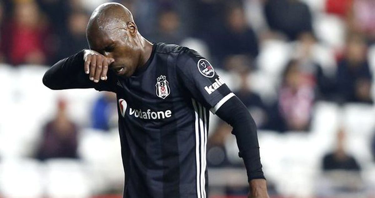 Beşiktaş'ta sakatlanan Atiba, kamptan ayrıldı