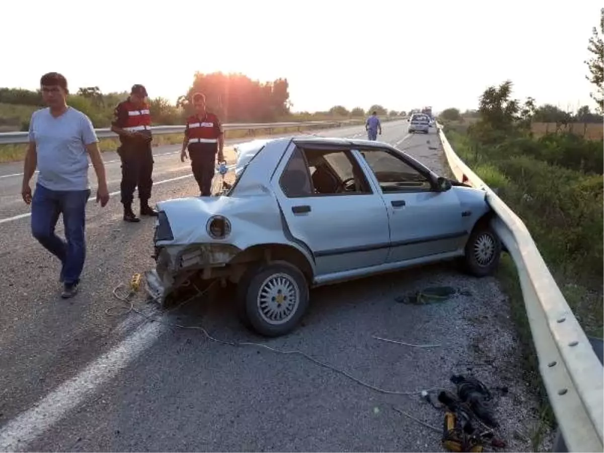 Hurdaya dönen otomobilden ufak sıyrıklarla kurtuldular