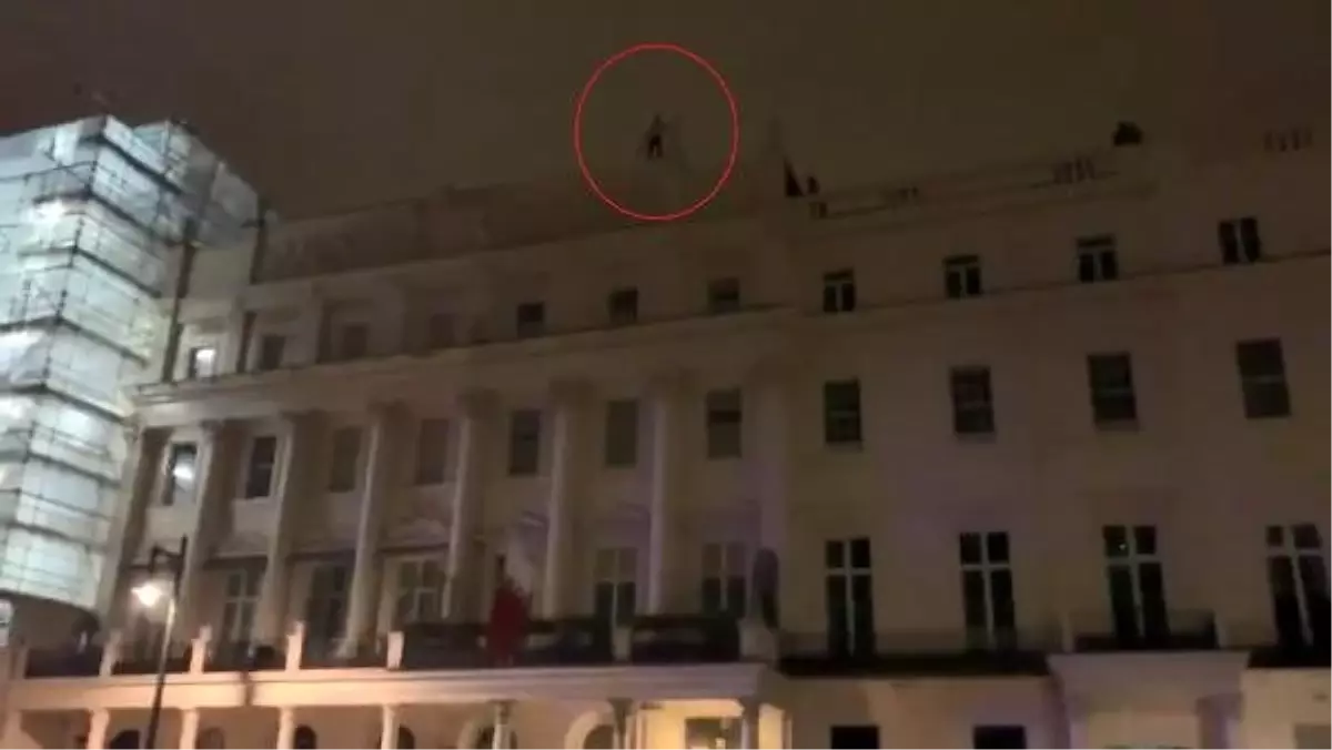 İdamları protesto etmek için konsolosluk binasının çatısına çıktı