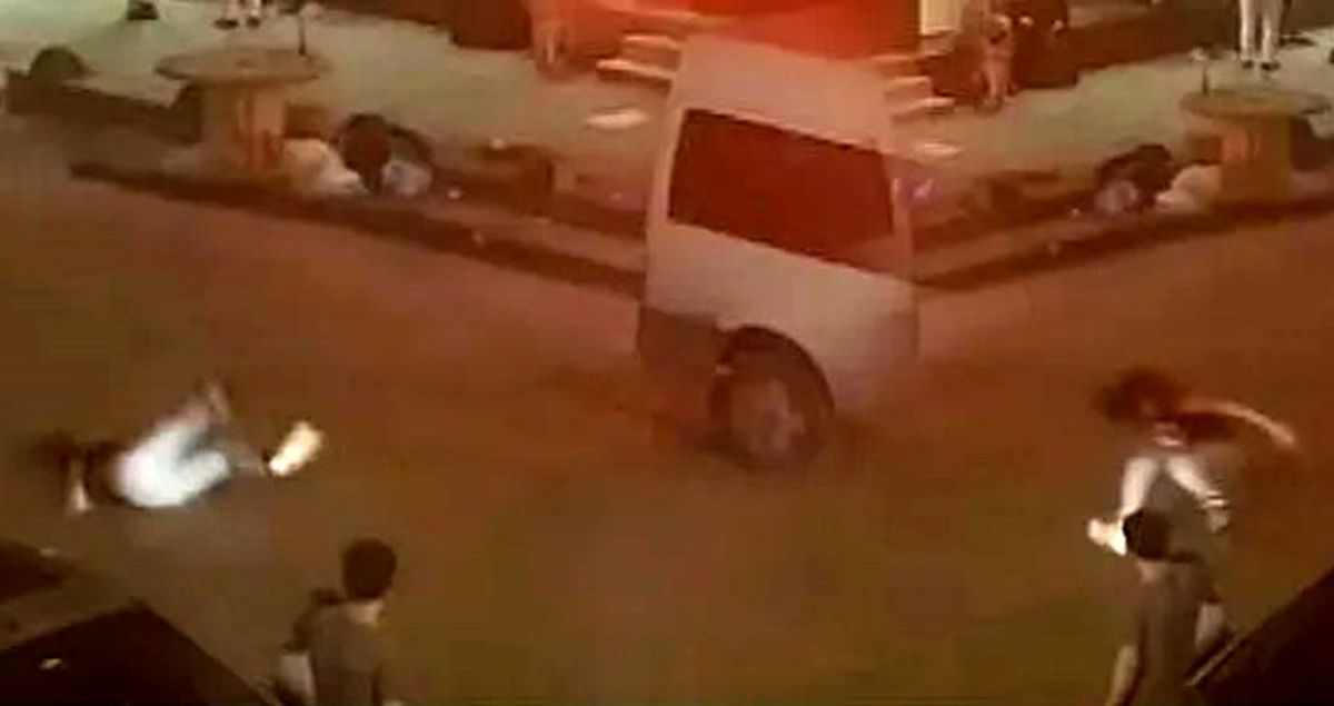 Kamyonetin arkasına takılan patenli genç kız, düşerek yaralandı