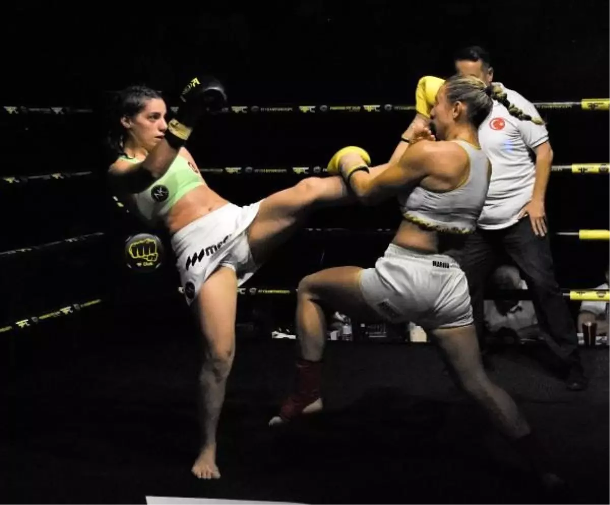 Kickboksçular Alanya'da ringe çıktı